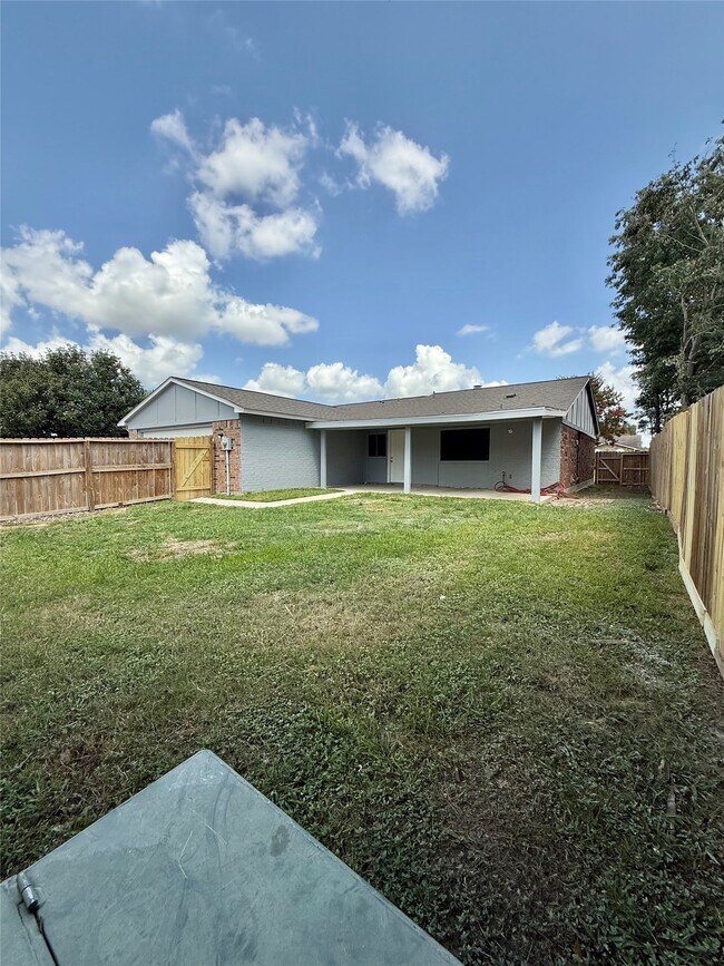 Building Photo - 14650 Lourdes Dr