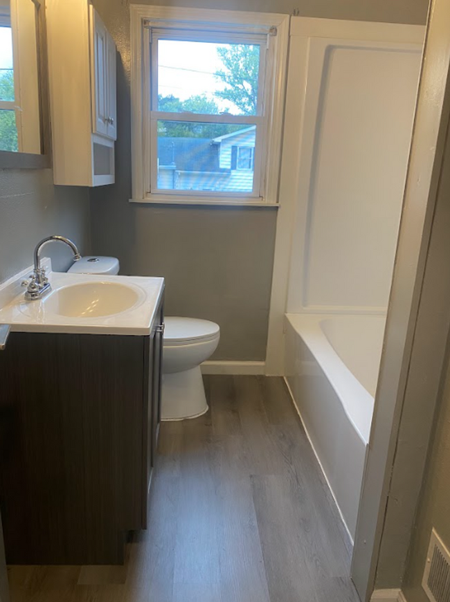 Building Photo - Move in ready 3 bed 1.5 bath renovated hou...