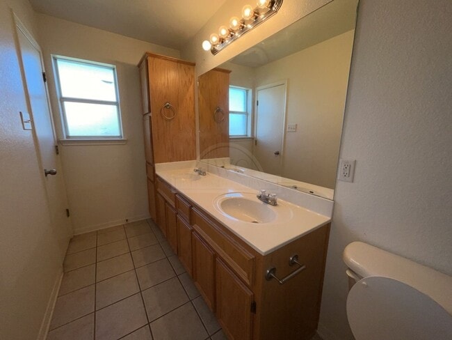 Building Photo - 1303 Cinch Dr