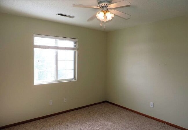 Building Photo - $1,025 | 2 Bedroom, 1 Bathroom Condo | No ...