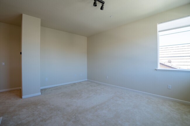 Building Photo - 3625 Blue Bird Dr