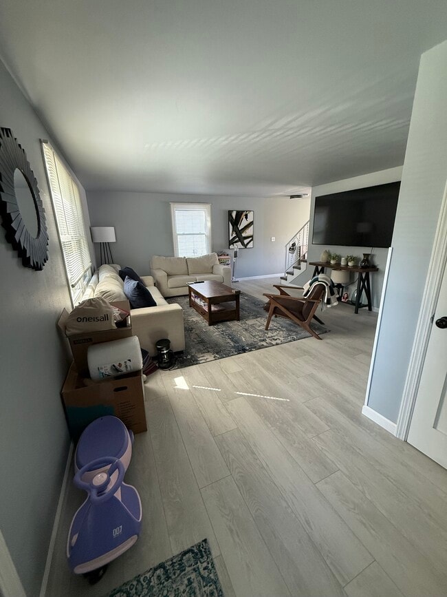 Building Photo - 817 N Hawthorne Dr