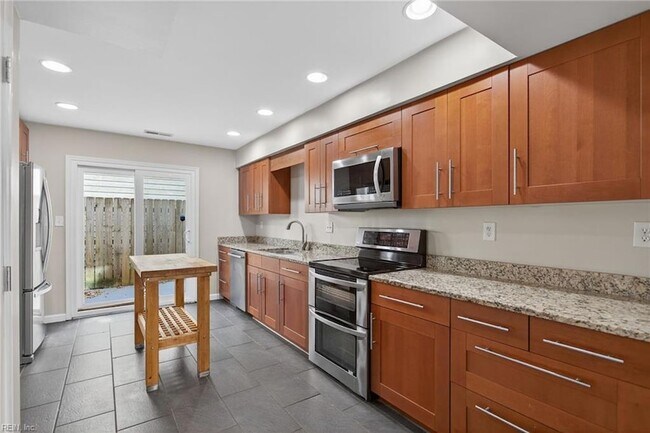 Building Photo - 5677 Rushmere Dr