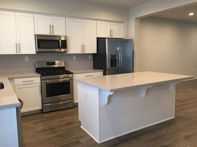 Building Photo - Heirloom Townhome