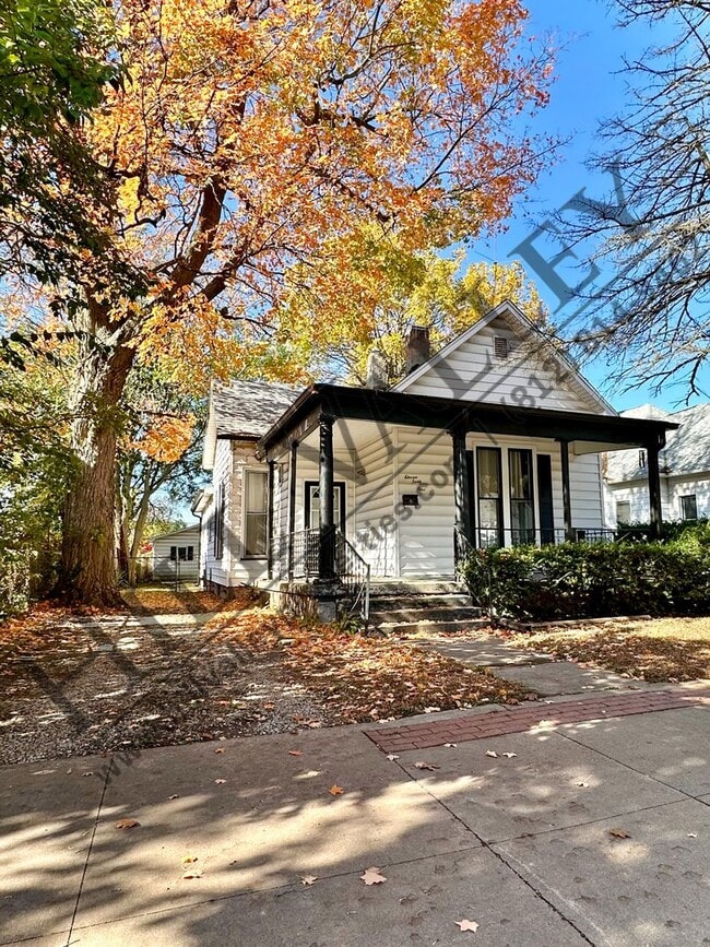 Building Photo - Large four bedroom in Farrington's Grove Historical District