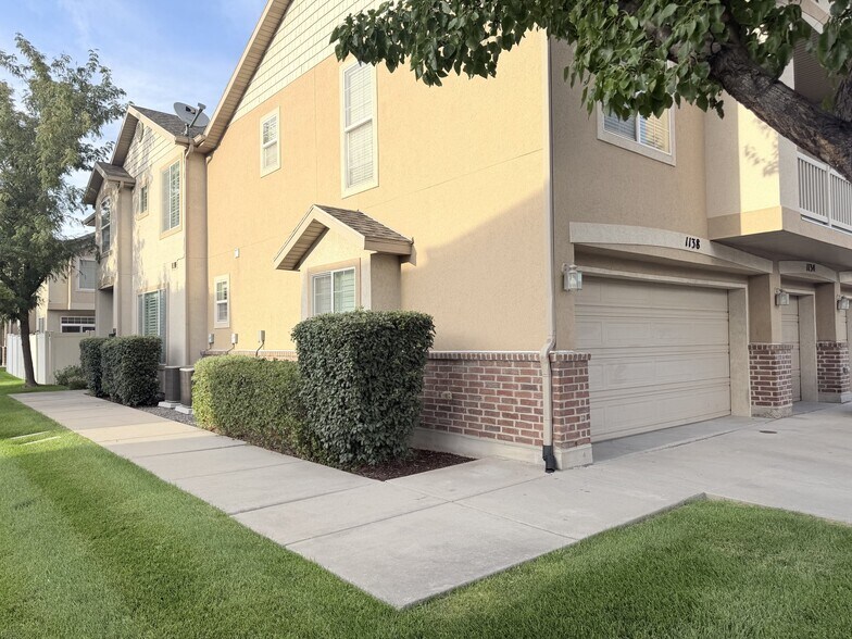 Building Photo - 1138 Kensington Dr