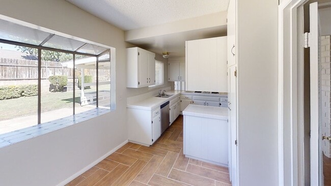 Building Photo - Spacious 4 bedroom 2.5  Bath Calimesa Home!