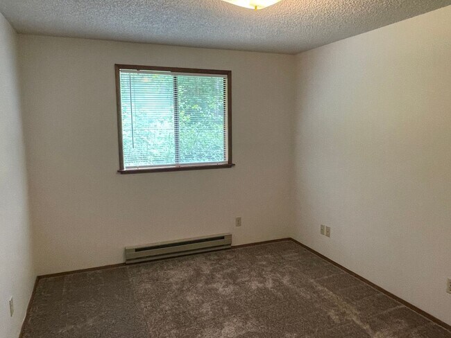 Building Photo - Pet Friendly, Private 3 Bedroom Home