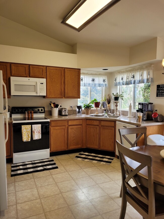 Building Photo - 97 Misty Creek Dr