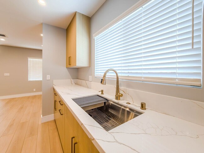 Building Photo - High-End Living Starts Here – Custom Finis...