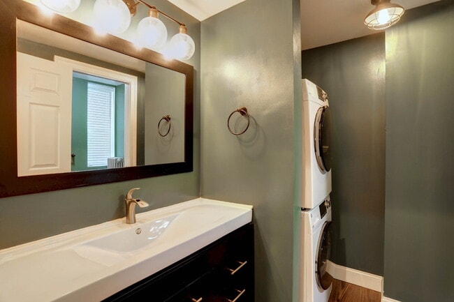 Building Photo - (2BD/1.5BA) Fabulous Patterson Park Townhome
