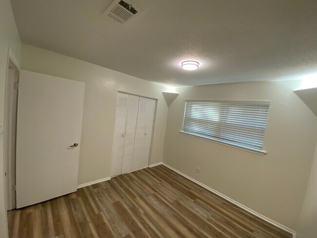 Building Photo - 1217 Scott Dr