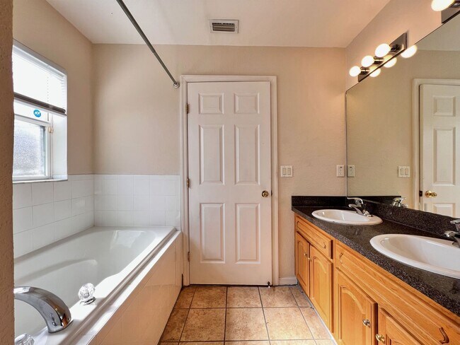 Building Photo - Spacious Three-Bedroom Home in Savannah Estates