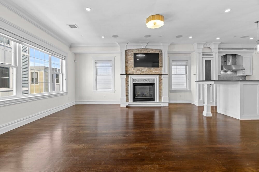 Building Photo - 161 Tudor St