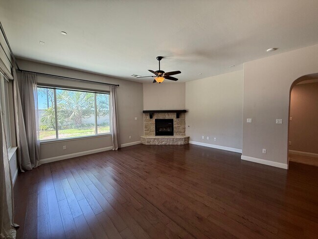 Building Photo - Beautiful 4 Bedroom + Office Home in Grand Island!