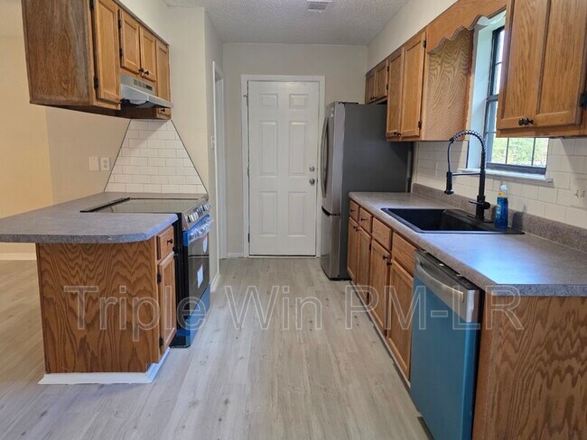 Building Photo - 8 Helen St