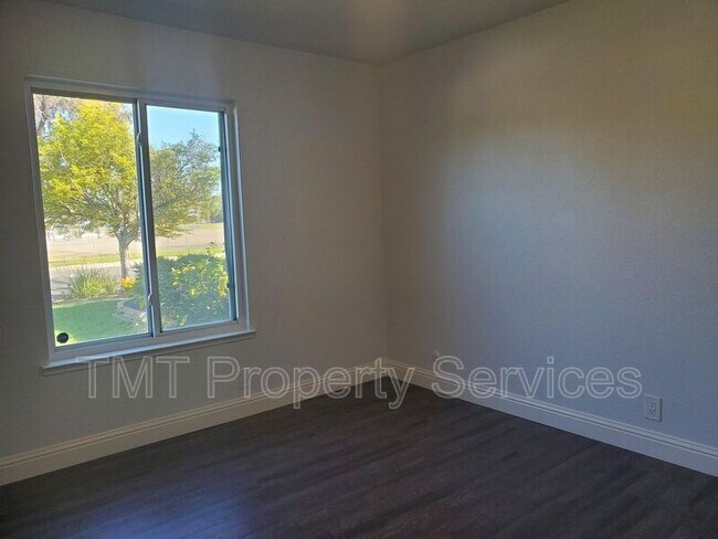 Building Photo - 9002 Salmon Falls Dr