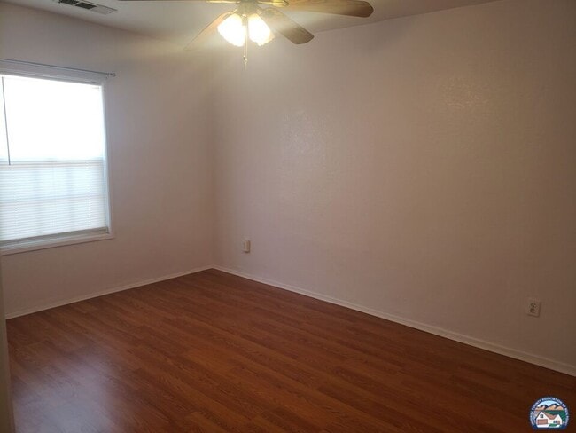 Building Photo - 658 S Cesar Chavez St