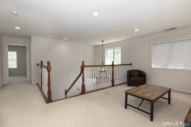 Building Photo - 10 Dogwood Ct