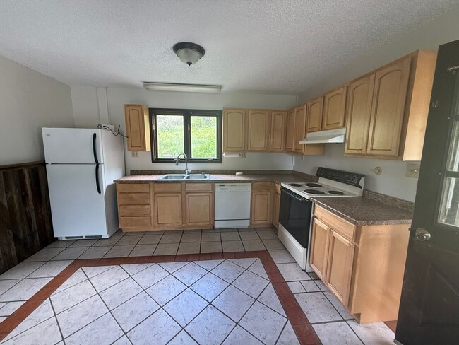 Building Photo - Live on the Mountain! 3bd/1ba Lower 1/2 Du...