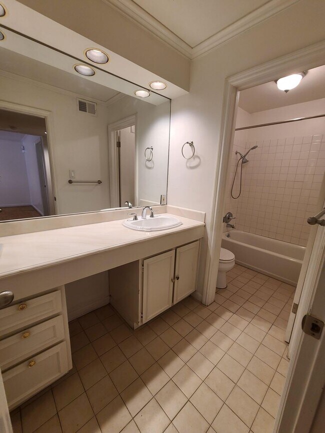 Building Photo - One Bedroom Unit in Sharon Park Neighborho...