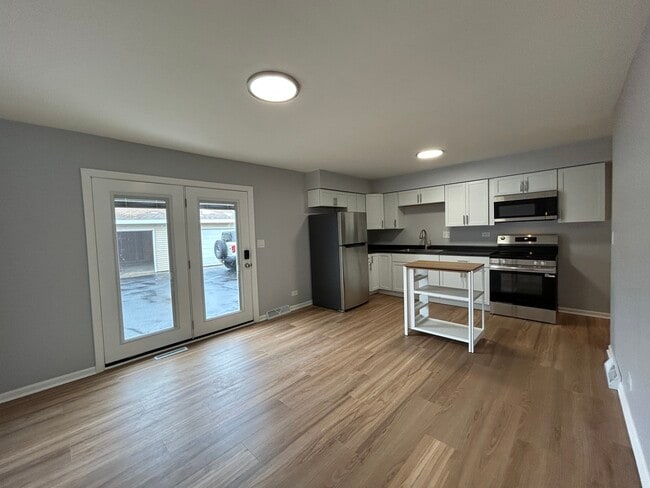 Building Photo - 350 1st Ct