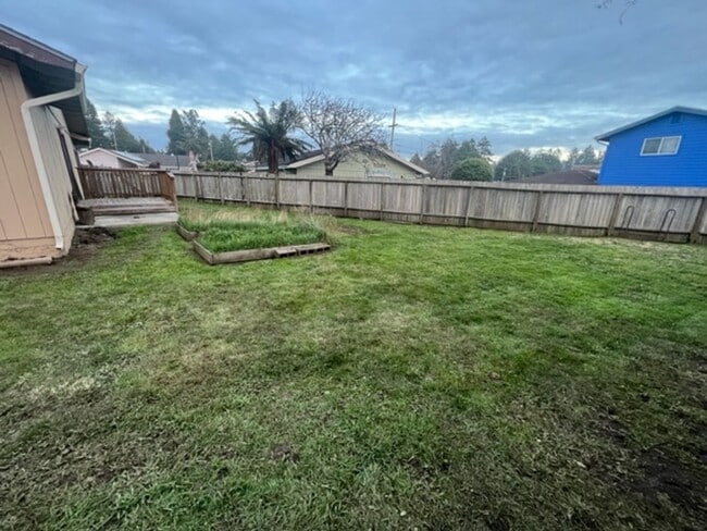 Building Photo - Quiet neighborhood, spacious home, large y...