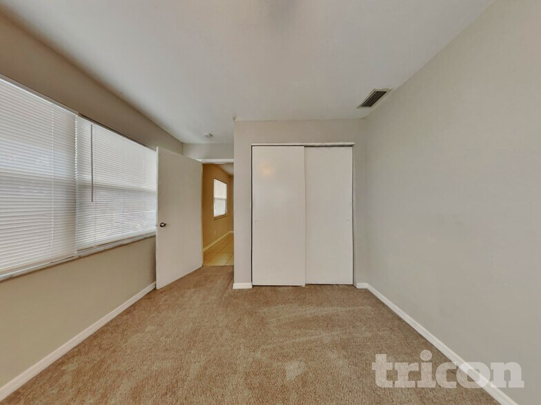 Building Photo - 1430 Thames Ln