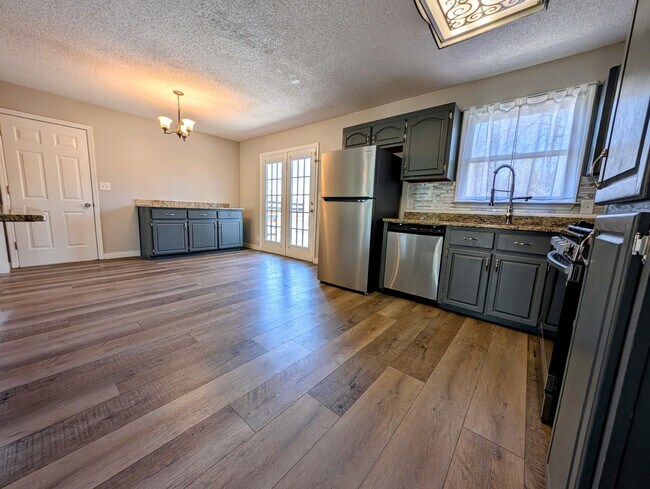 Building Photo - 124 Green Vale Dr