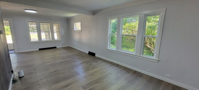 Building Photo - AVAILABLE JUNE 1ST - 2 Bed/ 1 Bath w/ Great Yard!