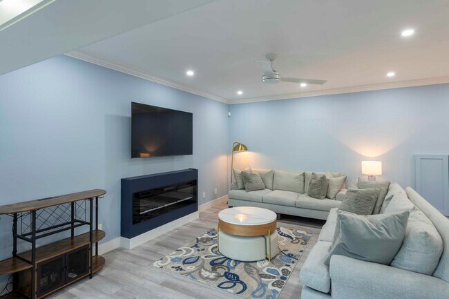 Building Photo - 4501 Fairway Dr N