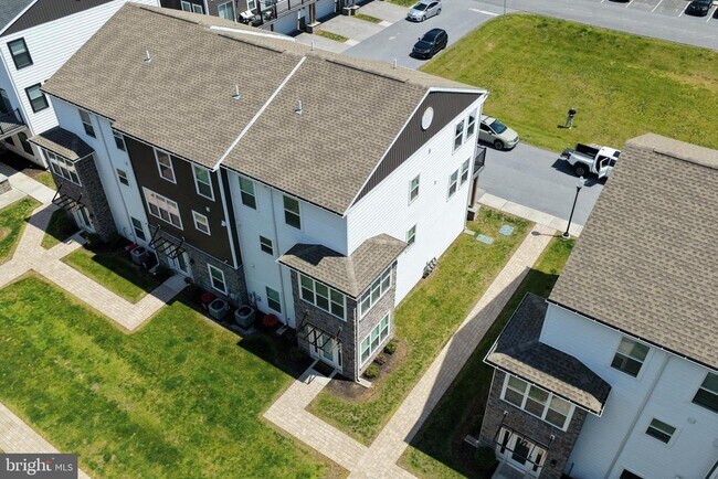 Building Photo - 121 High Pointe Dr