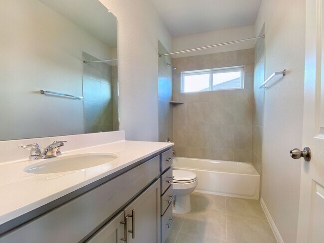 Building Photo - Beautiful and Spacious 4/BR 3.5/BA Modern ...