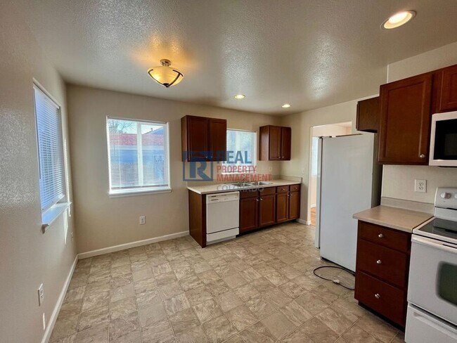 Building Photo - 990 Newark St