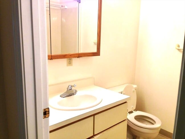 Building Photo - 50 S Common St