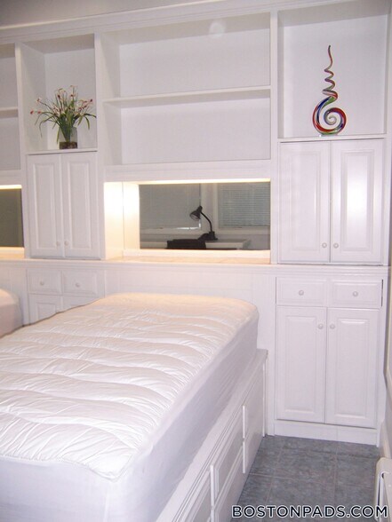 Building Photo - 188 Maverick St