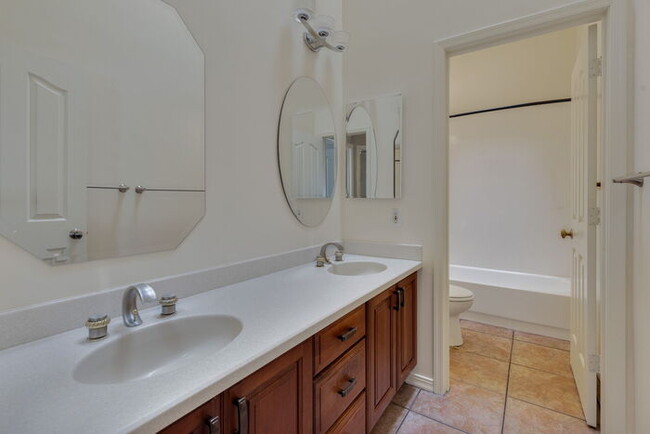 Building Photo - 1307 E Treasure Cove Dr
