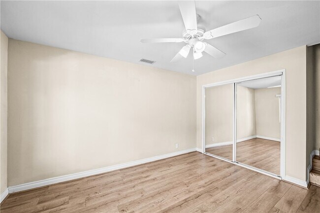 Building Photo - 542 N Waverly St