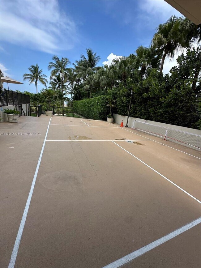 Building Photo - 1621 Collins Ave