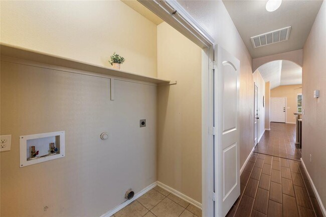 Building Photo - 101 Creekside Villa Dr