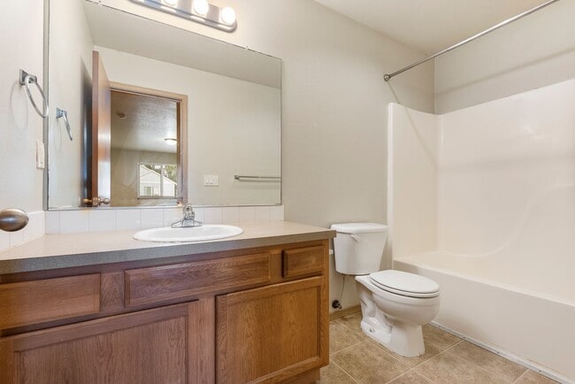 Building Photo - 4 bed, 2.5 bathroom House available