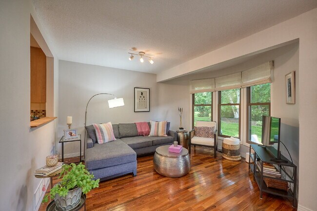 Building Photo - "Charming 3-Bed Townhouse with Scenic View...