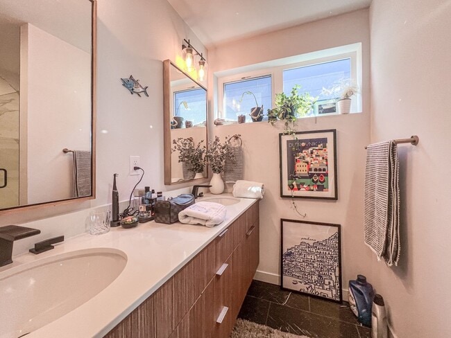Building Photo - 3bd/2ba Seattle Townhome