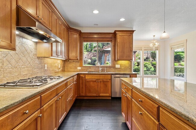 Building Photo - Stunning Large Home with 3 primary bedrooms + Tons of Amenities, Amazing Backyard !