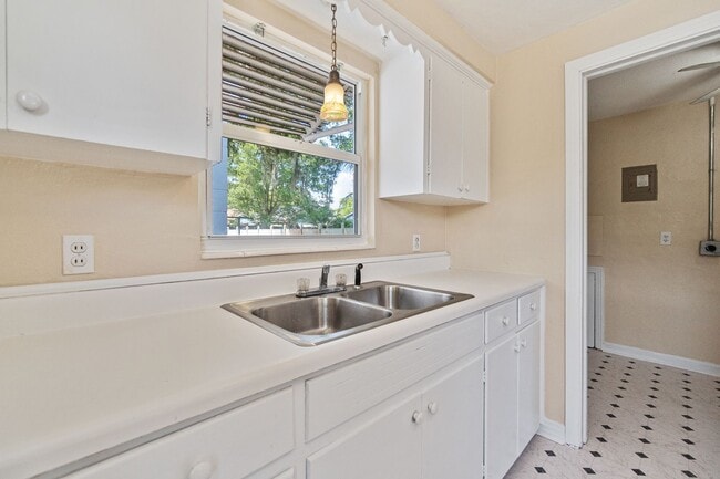 Building Photo - Charming 2/1 Home w/ Partially Fenced Yard in St. Cloud