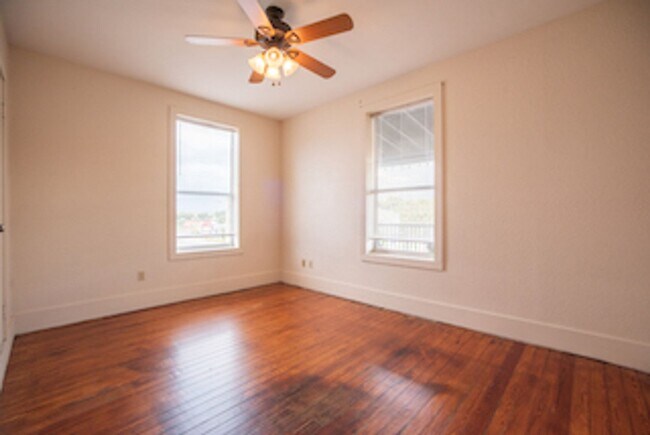 Building Photo - Spacious 2/2 Apartment in Heart of Umatilla!