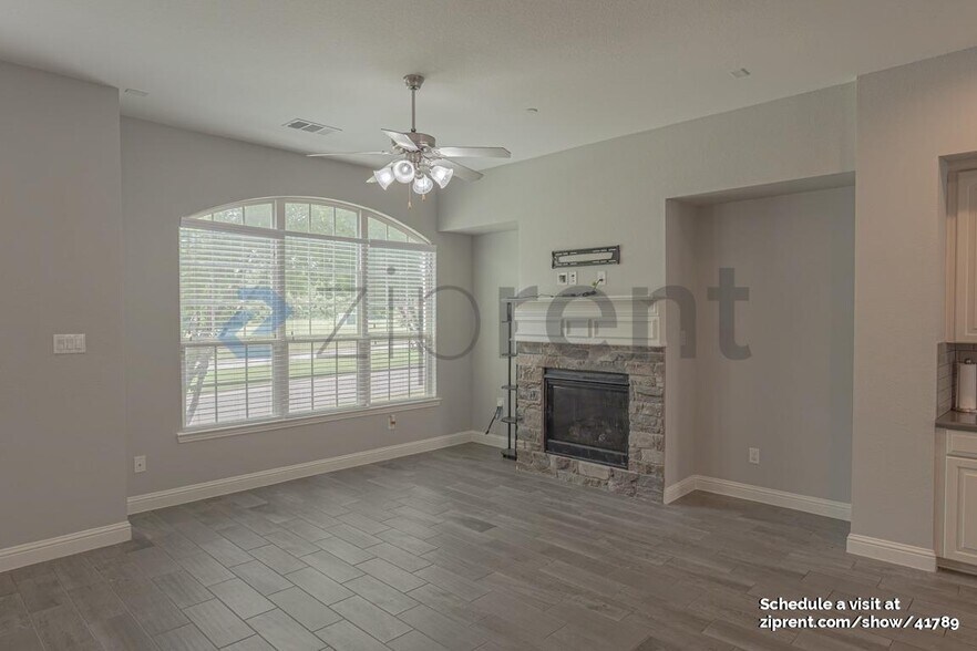 Building Photo - 527 W Royal Ln