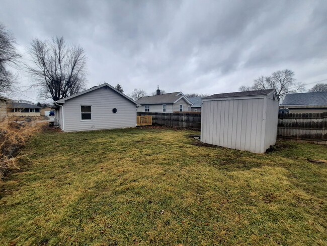 Building Photo - Two Bedroom, One Bathroom Home with fenced...