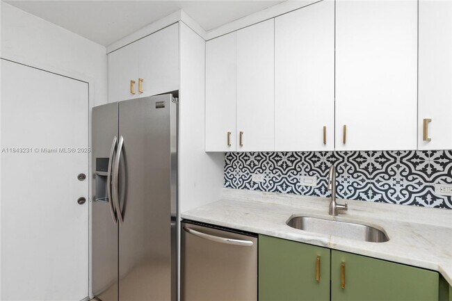 Building Photo - 6890 N Kendall Dr