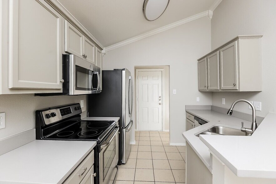 Building Photo - 2104 Deniro Dr